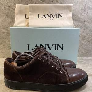 Säljer nu dessa Lanvins i storlek 45.  Med skorna ingår full og, dvs box, dustbag och helt nya skosnören som precis sattes på. Byten kan vara aktuellt så hör av er om ni har några frågor eller funderingar.