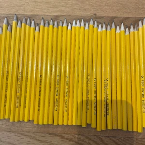 Blyertspennor  - Det är 10 stycken för 5 kronor, 20 för 7 kronor, kan gå ner i pris. Alla är superfina och av samma sort! Skriv bara till mig hur många ni vill köpa och lägg ett prisförslag på det😊