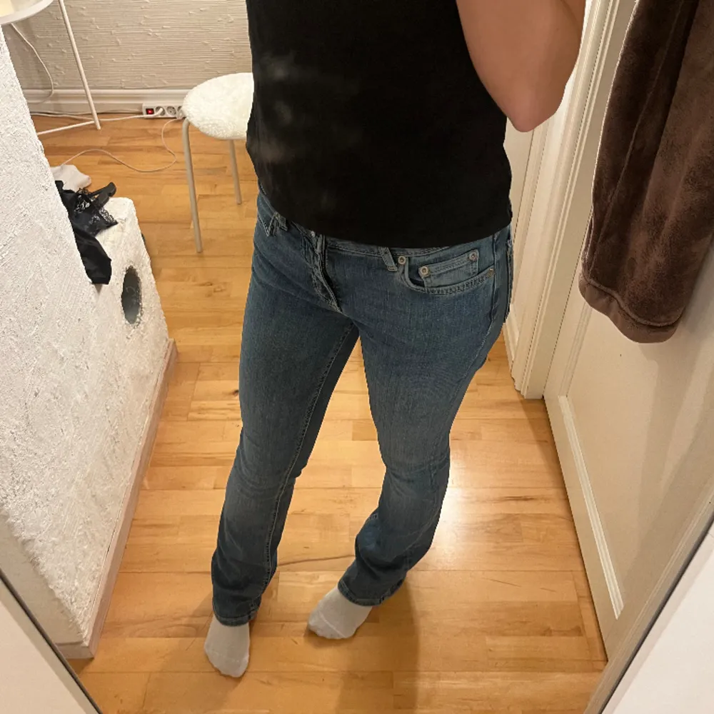 Säljer mina snygga lägmidjade bootcut jeans från zara då dem har blivit lite för små för mig💓. Jeans & Byxor.