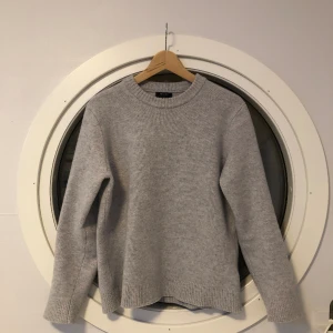 Grå stickad tröja från Massimo Dutti  - Grå kashmir tröja från Massimo Dutti Storlek L ( har krympt i tvätten så den passar M och S bäst)  Skick 10/10 använd väldigt fåtal gånger  Om du har frågor så skriv!