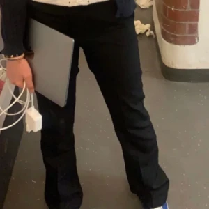 Bil bok Low waist kostym byxor med slits - Super snygga Low waist kostym byxor från bil bok. Endast använda 2 gånger, priset går att diskutera❤️ storlek 38