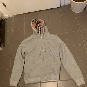 Burrberry zip hoodie - Den här tröjan är väldigt populär och passar med nästan allt, Andvänd 1 gång och inga problem med tröjan. Stolek M, hör av er vid funderingar eller frågor!! MVH 