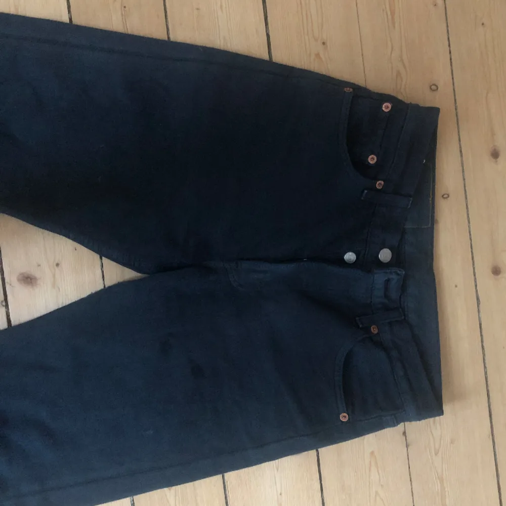 Så snygga vintage Levis 501 i storlek 28/32, passar bra om man brukar ha storlek s/xs i jeans! Perfekt sliten svart färg! Inga hål men sliten nere vid bensluten vilken bara e snyggt . Jeans & Byxor.