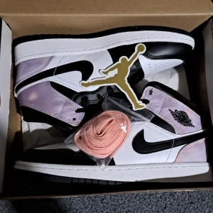 Jordan - Helt nya Jordan 1 Zen master. ÄKTA och kommer med extra sko snören och en sticker.