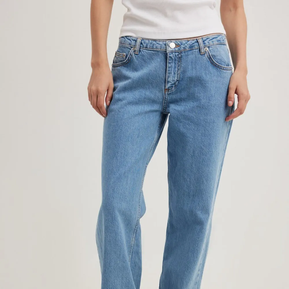 Säljer dessa populära lågmidjade jeans från nakd, passade tyvärr inte mig där av säljer jag dem (aldrig använda, lapp sitter kvar)❤️‍🩹 Köpte för 699kr säljer för 499. Jeans & Byxor.