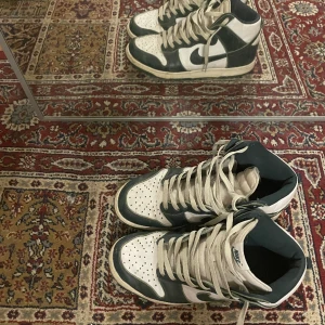 Nike dunk high spartan green - Nike dunk gröna  Både beiga och gröna skosnören samt låda  Storlek 44