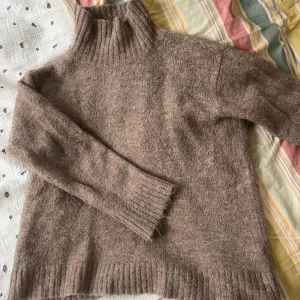 Stickad beige  - Så fin! Från ellos. Frakt ingår ej🌻