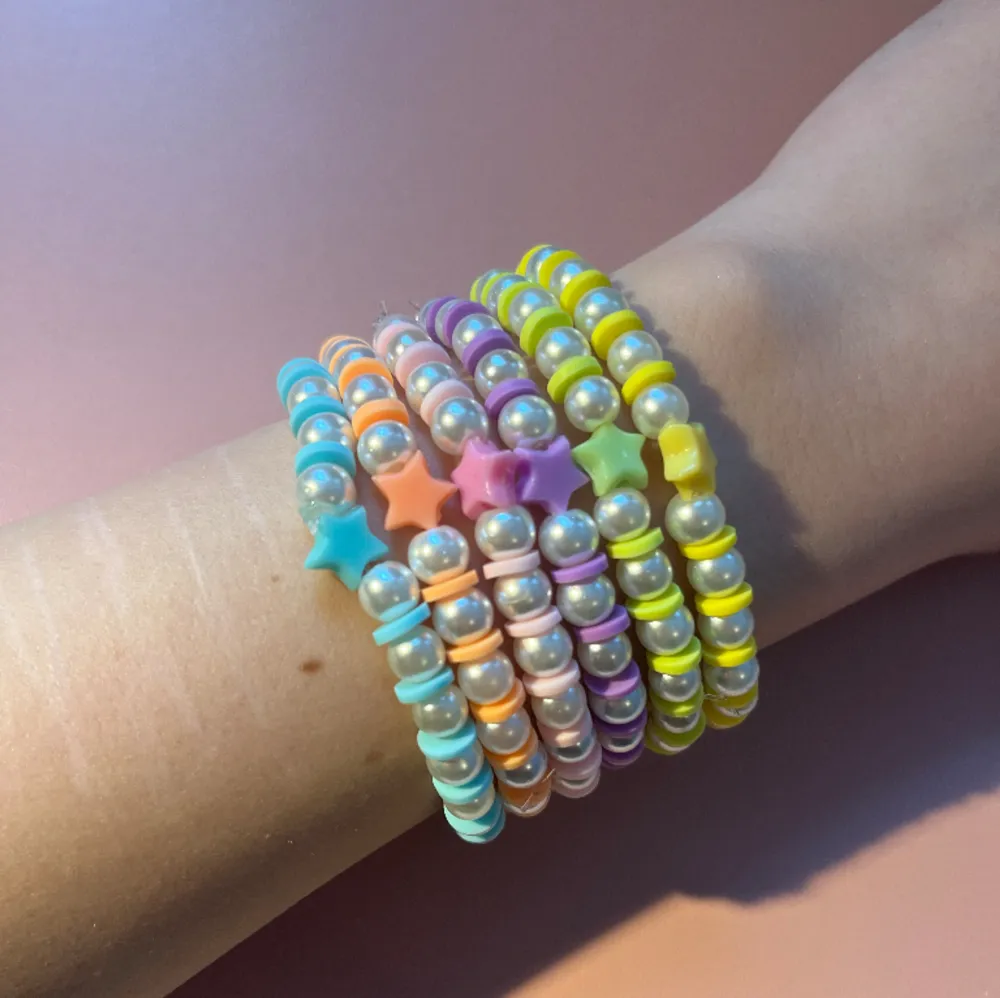 Stjärn armband i olika färger 🌈   30kr st plus frakt eller 120kr plus frakt för alla färger ⭐️. Accessoarer.