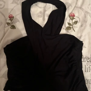 Svarta toppar - Topp 1: med tyg man har runt halsen! Jätte fin på, använd några gånger & i fint skick! Storlek XS.  Topp 2: one shoulder linne i svart. Använt men fint skick! Storlek XS En för 50 eller båda för 80!💘