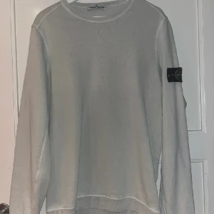 STONE ISLAND SWEATSHIRT - Säljer min Stone Island Sweatshirt! Använd 2-3 gånger. Den är ljus-himmelsblå och i storleken medium! Säljs för ett bra pris då den är för liten för mig!