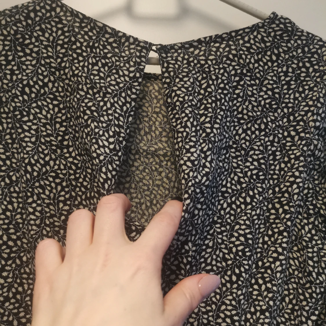 Söt klänning med små bladrankor - 91