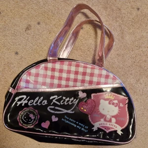 Hello kitty väska - Väldigt fin  Dragkedja till med mycket plats. Mått tas ifall det önskas :)