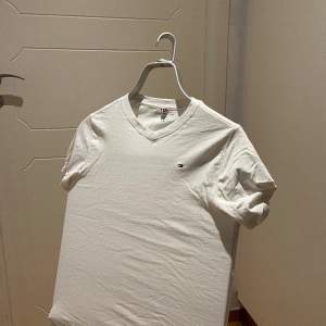 Tre vita Tommy Hilfiger t-shirts.  Två helt o öppnade och en helt o använd. 