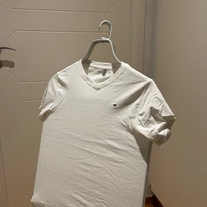 Tommy Hilfiger  - Tre vita Tommy Hilfiger t-shirts.  Två helt o öppnade och en helt o använd. 