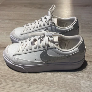 Sneakers från Nike  - Snygga skor endast använda fåtal gånger, har silver detaljer
