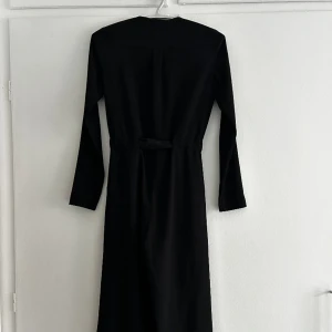 Jumpsuit - Fin jumpsuit. Finns det inga bilder med kläderna på så är det för att jag får inte på mig de längre.  Kommer ifrån ett rök och djurfritt hem! Har du fler frågor så kontakta gärna mig.  Se mina övriga annonser 🌸