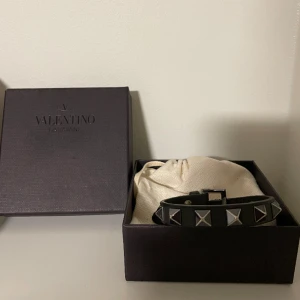 Valentino Armband  - Hej, säljer ett svart Valentino Garavani armband. Självklart äkta och så har jag allt og till armbandet. Skriv gärna om funderingar eller mer bilder. 💬👏🙌 