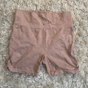 Ljusrosa träningsshorts från gymshark, använda fåtal gånger, lappen i är dock borttagen. Storlek S/M Från deras camo collektion (därför ser materialet inte helt rättvist ut på bilderna)