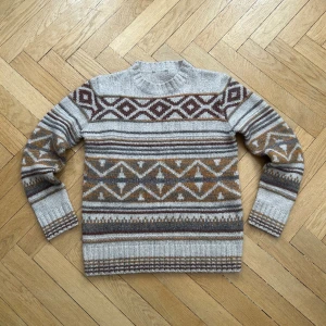 Vintage stickad tröja  - Super fin, mönstrad stickad tröja utan lapp sitter som en S-M