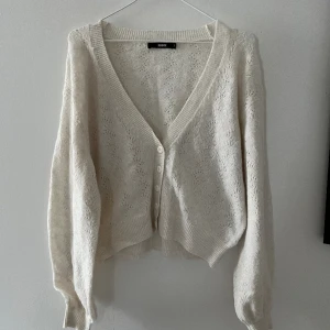 kofta  - Jättefin och skön kofta från Bik Bok. Använd endast ett fåtal gånger, nyskick 💗