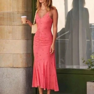 Adoore klänningar - Säljer dessa 2 klänningar från Adoore, helt nya men tyvärr för små för mig! Den första är strl 36 & den andra 38.  Skriv för egna bilder, har dock inga på tyvärr eftersom de ej passar mig.  Säljer dem för 450 kr/styck eller båda för 800 kr💝