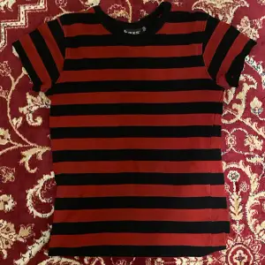 Tight röd-och svartrandig t-shirt köpt second hand! Från början var det en långärmad tröja men jag har klippt av ärmarna💥