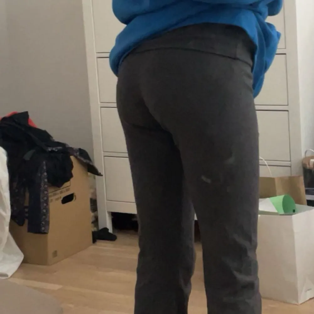 Säljer dem här superfina yoga pants från brandy melville. Dem är passar tyvärr inte och därför har inte använts så mycket, dem är i bra skick💗💗 . Jeans & Byxor.