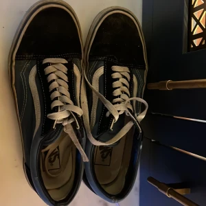 Blåa o svarta VANS - Skick 7/10 storlek 40 passar 41 Passar grisch stilen o riktigt sköna Blå och svart färg 🥀