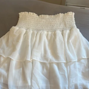 Chelsea kjol - Säljer nu min kjol från Chelsea då den aldrig är använd och kommer aldrig bli, skönt material