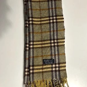 Burberry halsduk - Säljer denna Burrberry halsduk i bra skick och inga defekter. Köpte den från kasperheat och är inte använd mycket. Nypris ca 5000kr men säljer den för 950kr, skriv vid frågor/funderingar.