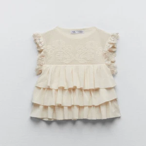 Zara volangtopp - Säljer den eftertraktade toppen från Zara, helt ny endast testad! Men har en pytteliten fläck, skickar bild privat!💕💕