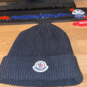 Moncler mössa - Helt ny moncler mössa. Ganska dålig rep.