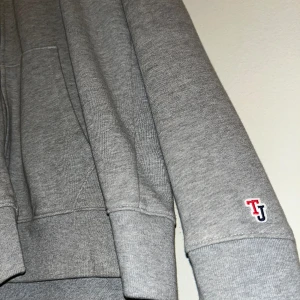 Tommy Hilfiger Hoodie - Tommy hilfiger Hoodie  Färg: Grå Storlek: Small men sitter lite större, passar M  Inköpt för: 599  BVSA