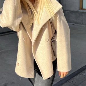 Beige kappa NA-KD - Vill kolla intresset av min beigea kappa från NA-KD. Använd men fint skick!  Skicka såklart egna bilder av intresse.  Säljer inte för mindre en 1000 kr😊