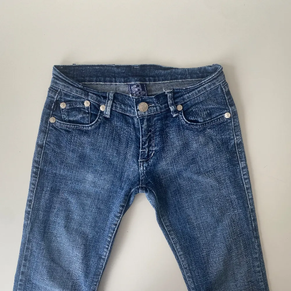 Lågmidjade bootcut Victoria Beckham jeans med vit krona och palieter. Jätte snygga, köpte de på plick men de passade inte. Midja: 36 cm    Innerbenslängd: 76cm    Skirv gärna om ni har frågor👑. Jeans & Byxor.