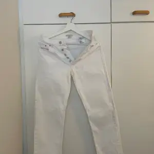 Vita jeans från H&M! Älskar dess men för små :( Pruta om ni vill. 
