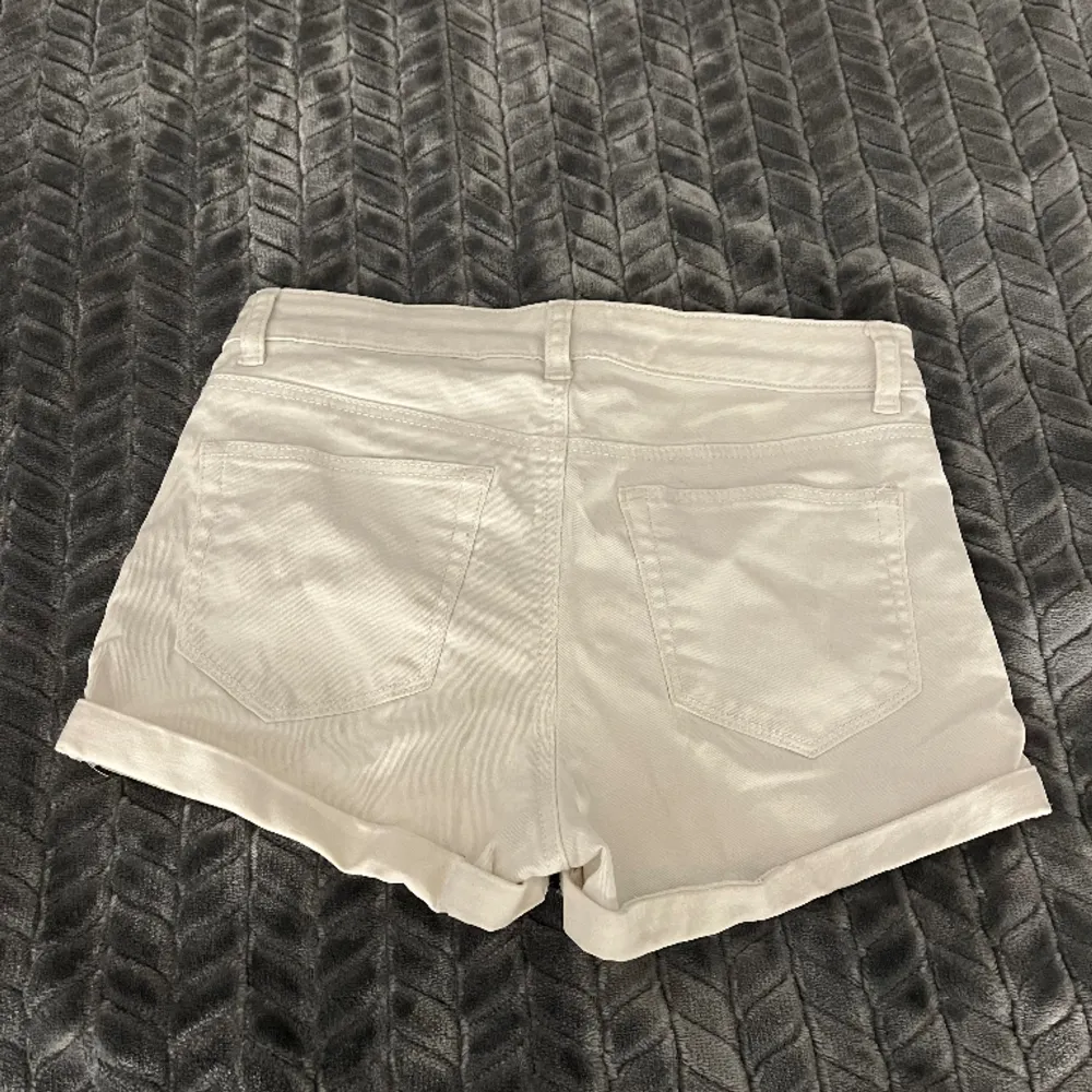 Vita shorts från H&M. Shorts.