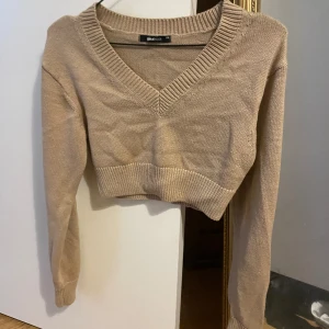 Stickad tröja  - Säljer nu min söta stickad tröja från Gina, den är en storlek xs men sitter bra på mig som är s! 
