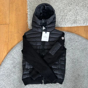 Moncler cardigan - Moncler cardigan Storlek M Finns att hämta upp i göteborg, fraktar över hela sverige Använd ett fåtal gånger