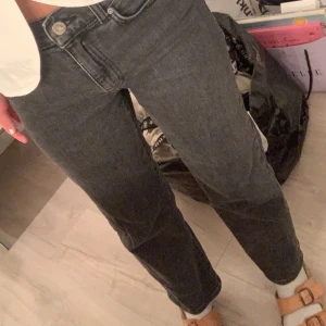 Svarta jeans från Wera - Midja: 39 (rakt över) Innerbenslängd: 60cm Passar mig som är ca 157⚡️