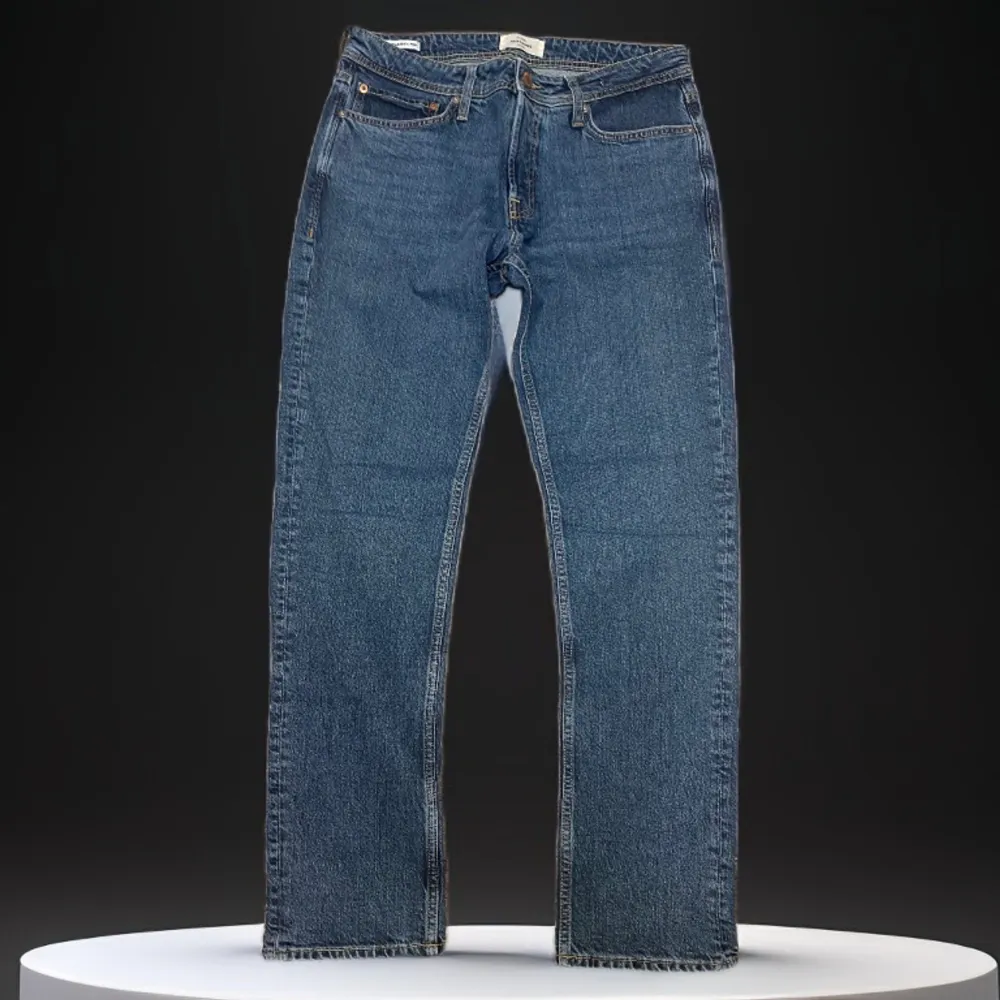 Säljer ett par mörk blåa Jack & Jones jeans Slim Fit, för ett billigt pris! Aldrig använt skick 10/10 :)! Skriv vid intresse av fler bilder 😊. Jeans & Byxor.