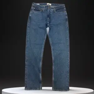 Säljer ett par mörk blåa Jack & Jones jeans Slim Fit, för ett billigt pris! Aldrig använt skick 10/10 :)! Skriv vid intresse av fler bilder 😊