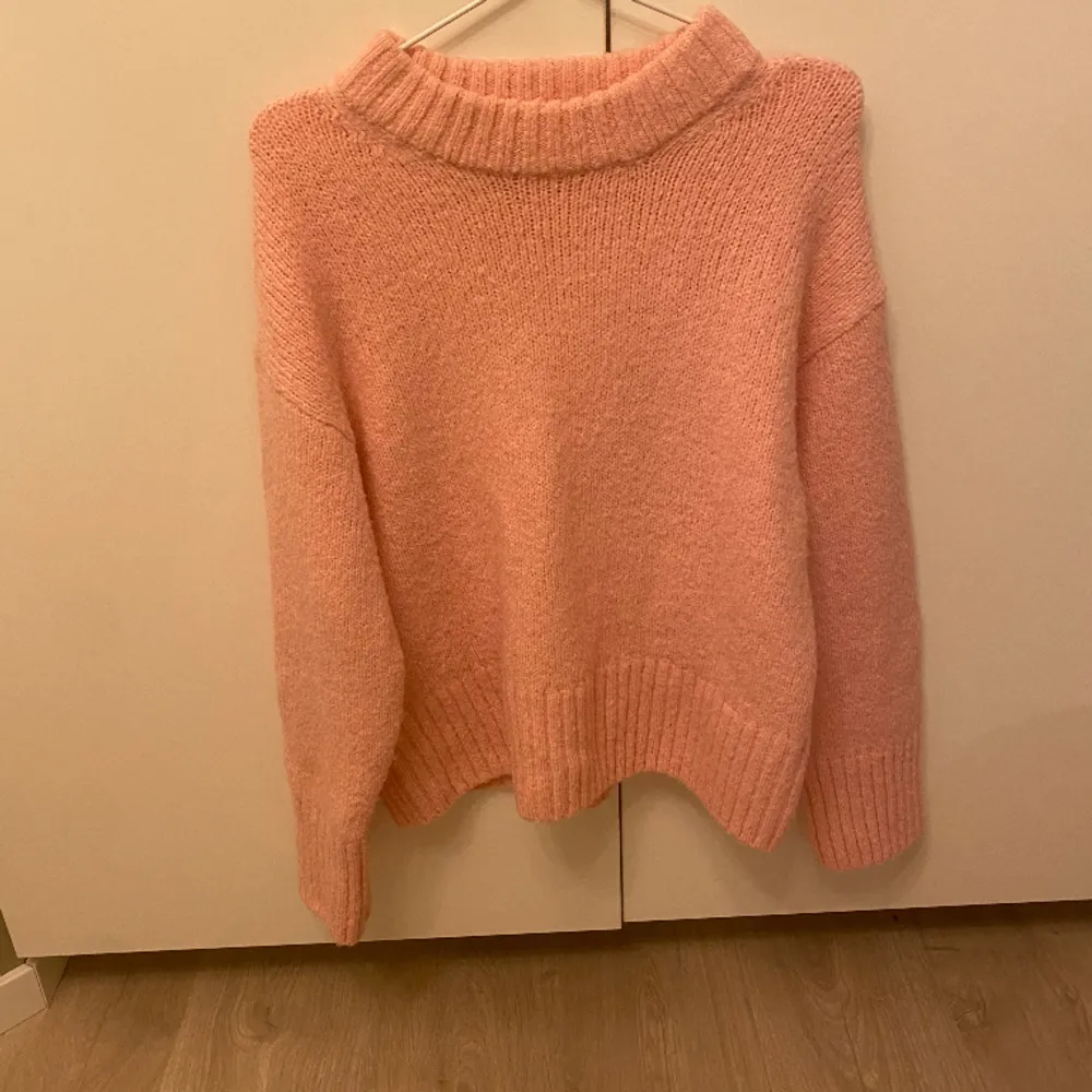 Säljer nu denna rosa stickade tröja från Gina som är perfekt nu till våren. Den är endast använd 1 gång och är i storlek xs. Stickat.