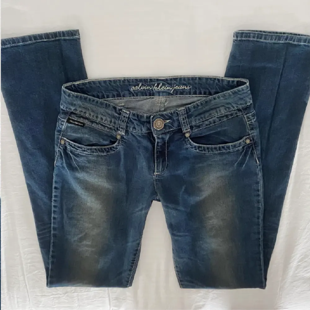 lågmidjade bootcut jeans från Calvin Klein💕. Jeans & Byxor.