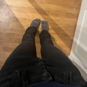 Svarta jeans - Svarta raka/utsvängda midwaist jeans från only. Använda ungefär 5 gånger, nyskick. De är från Only i storlek xs/30. Kommer inte till användning längre. Skriv för mer information eller bilder. KLICKA INTE PÅ ”KÖP NU” UTAN SKRIV TILL MIG FÖRST!💗