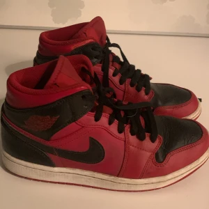 Skitsnygga välanvända Jordan 1’s  - Säljer den här jordans jag hade under 4:an, är välanvända med storlek 41 så om du söker efter snygga skor så har du hittat dem. Original priset är 2000