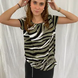 Så fin och trendig t-shirt med zebra mönster 🦓💚
