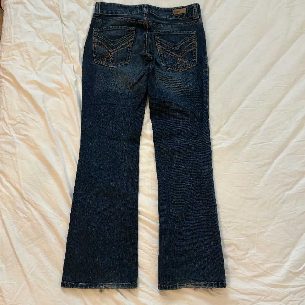 Tommy Hilfiger jeans, mått:  Midja: 78cm Längd: 98cm Innerbenslängd:76cm  Frakten står för köparen, fråga ifall det är något ni undrar 💛. Jeans & Byxor.