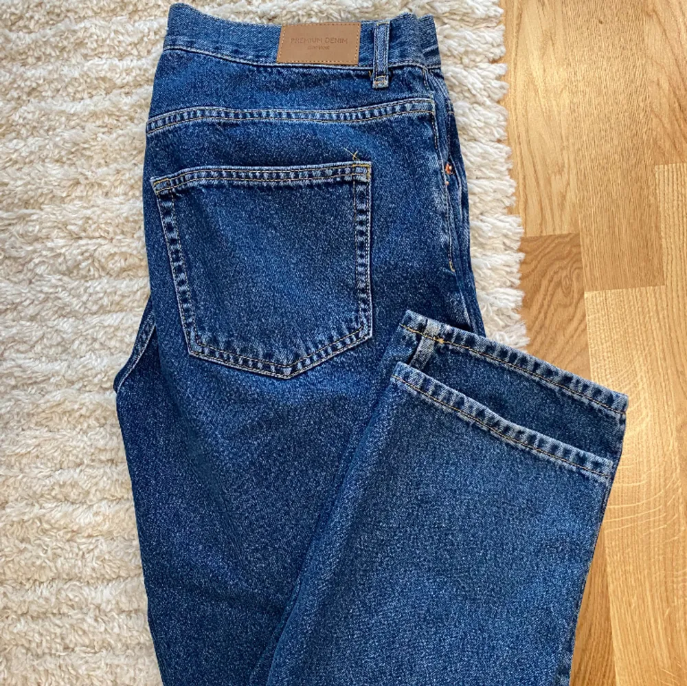 Helt nya från Gina Tricot, säljs då den inte kommer till användning 🤍. Jeans & Byxor.