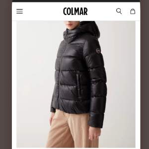 Colmar jacka modell IRIDESCENT DOWN JACKET WITH HOOD AND MAXI COLLAR Köpt i oktober, bara använd några gånger och i fint skick. Har egna bilder också bara att skriva. Italiensk storlek 44 passar M/S Orginalpris 5999kr har kvitto mm